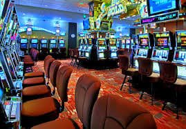 Aplikasi senopati slot menampilkan permainan slot, pasar olahraga, dan live-dealer gaming di perangkat mobile